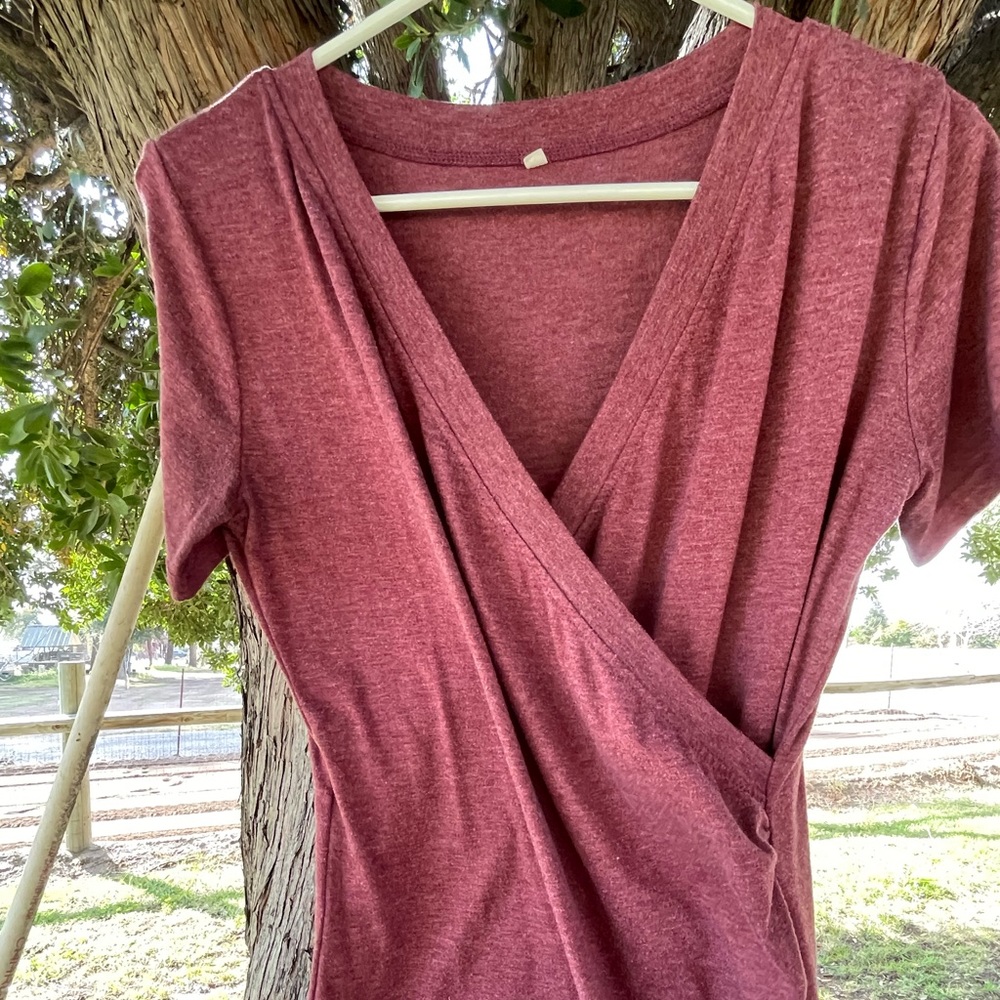 Liu & Qu Nursing Top, Maroon, Size small, lightly used. Smoke/pet free home.